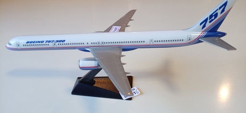 Maqueta Avión Boeing 757-300 Plástica Escala 1/200 con Base