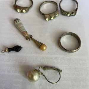 Lote anterior: Lote de Anillos, Amuletos y Colgantes con Perlas y Piedras