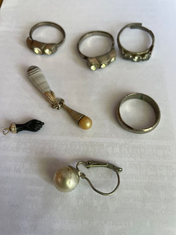Lote de Anillos, Amuletos y Colgantes con Perlas y Piedras