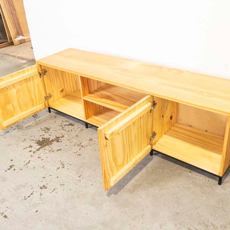 Rack de pino con patas y tiradores metálicos para almacenamiento - imagen 3