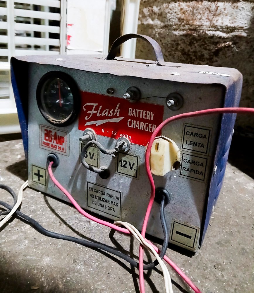 Cargador de batería 12V portátil y recargable - imagen 2