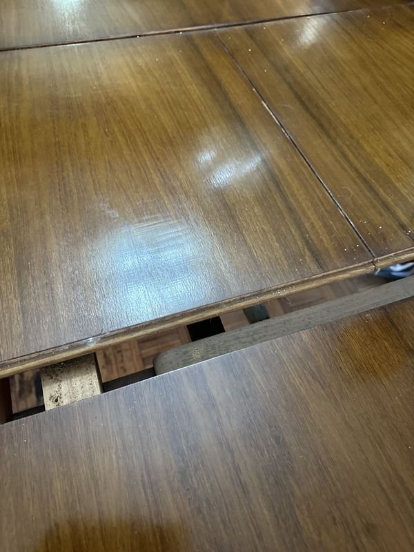 Excepcional juego de comedor estilo Francés con mesa extendible y 6 sillas tapizadas en Brocato - imagen 13