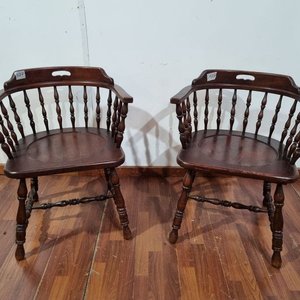 Lote siguiente: Par de Sillones de Madera Estilo Windsor con Respaldo de Barrotes Torneados
