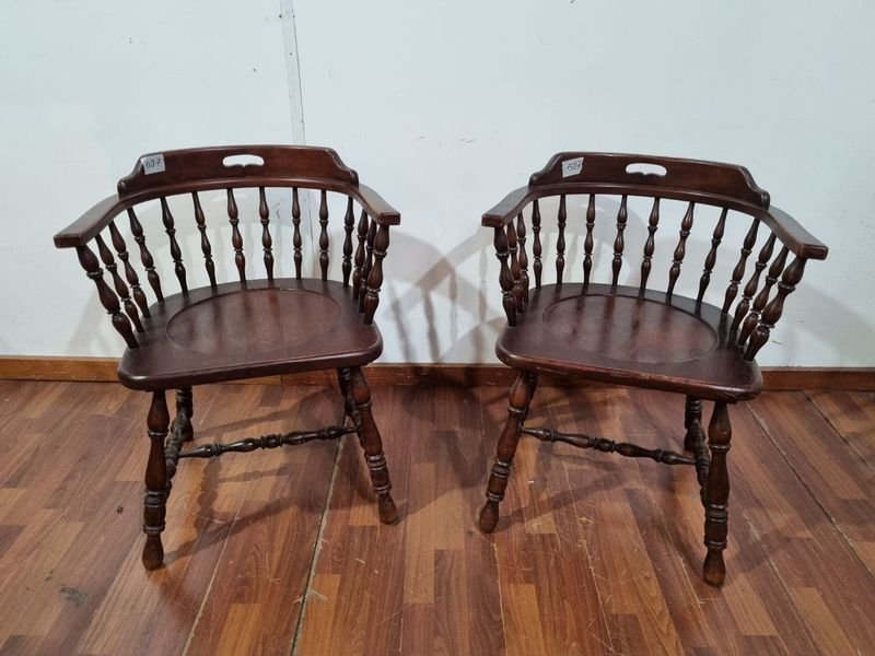 Par de Sillones de Madera Estilo Windsor con Respaldo de Barrotes Torneados