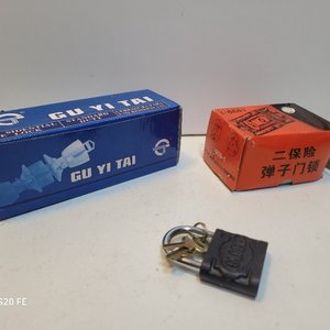 Lote siguiente: Juego de Cerraduras y Candado con Llaves
