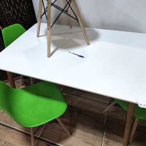 Juego de Comedor Eames: Mesa Blanca Laqueada 120x80 con 4 Sillas Verdes Patas de Madera - imagen 3