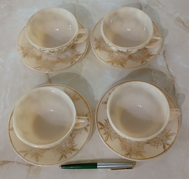 Tazas de té opalinadas con diseño floral en oro