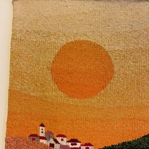 Tapiz Artesanal de Casas en la Montaña al Atardecer - imagen 6