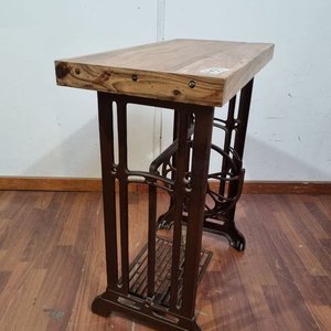 L 959 - Mesa auxiliar con base de maquina de coser antigua en hierro forjado y tapa de madera maciza (Medidas 71x36x81cm) - imagen 4
