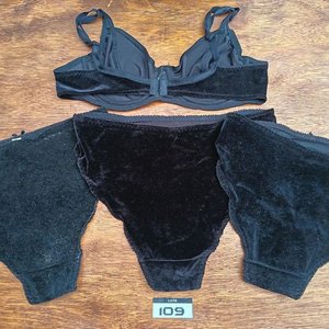 Conjunto Íntimo Femenino: Corpiños y Bombachas de Terciopelo y Encaje - imagen 3
