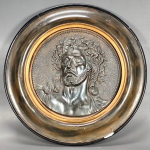 Placa de Cristo en Relieve con Marco Circular de Yeso y Madera - imagen 9