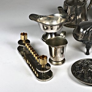 Lote de 9 Piezas de Metal Plateado: Cafetera, Jarros, Cenicero y Más - imagen 3