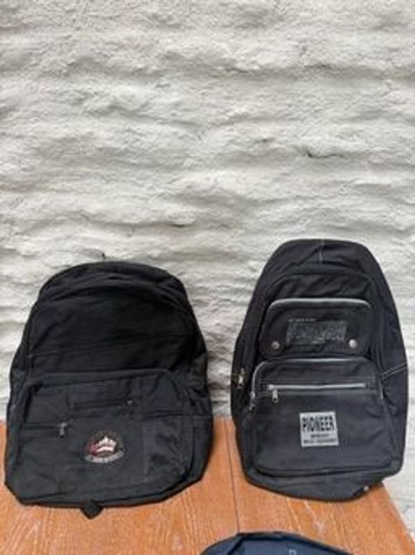 Lote de mochilas y bolsos de diferentes tamaños y colores - imagen 5