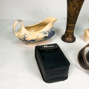 Lote Variado: Florero Bronce, Figura Piedra, Cámara, Salsera y Cinturón - imagen 4