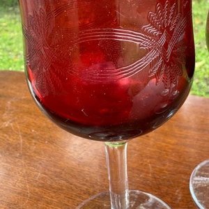 Juego de 12 Copas de Cristal Rojo Rubí con Grabado - imagen 2