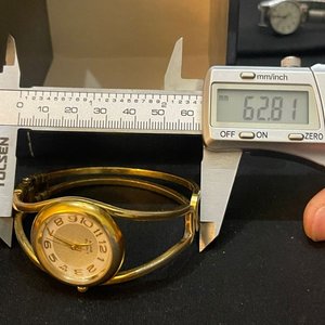 Reloj Anne Klein II Dorado Diseño Brazalete Escultural - imagen 6