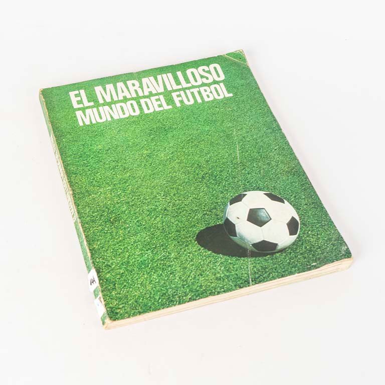 Lote siguiente: Libro de Fútbol Vintage con Fotografías y Diagramas Tácticos