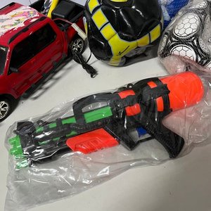 Camioneta Ford Explorer Sport Trac a Radio Control, Pistola de Agua y 3 Pelotas de Fútbol - imagen 2