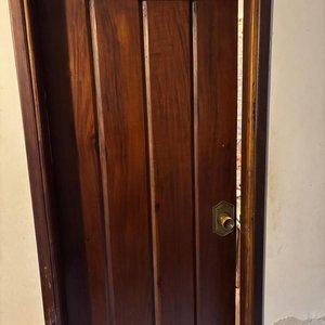 Lote de 7 Hojas de Puerta Interiores de Cedro con Herrajes de Bronce - imagen 2