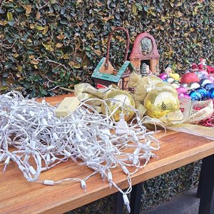 Lote Navideño: Adornos, Luces y Figuras de Pesebre - imagen 2