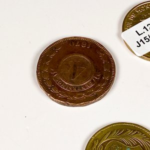 Lote de Siete Monedas Antiguas Variadas - imagen 4