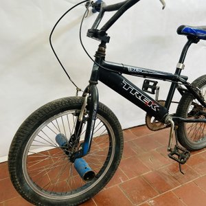 Bicicleta Trek Rodado 20 Negra con Detalles - imagen 5
