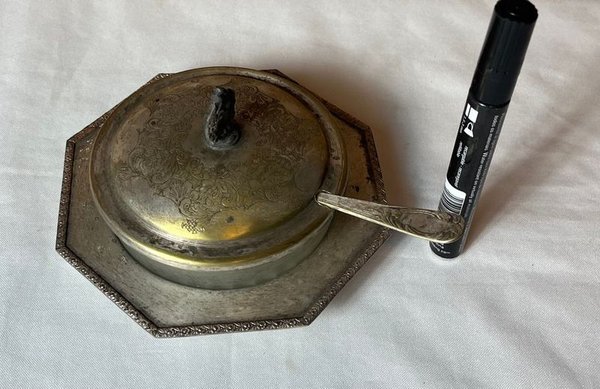 Antigua Dulcera de Platina y Vidrio con Tapa Cincelada y Repujados