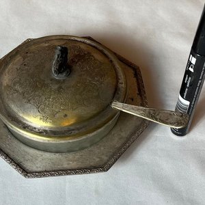 Lote siguiente: Antigua Dulcera de Platina y Vidrio con Tapa Cincelada y Repujados