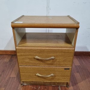 Lote anterior: L 501 - Mesa de luz con estante y dos cajones con tiradores curvos (Medidas 47x36x64cm)