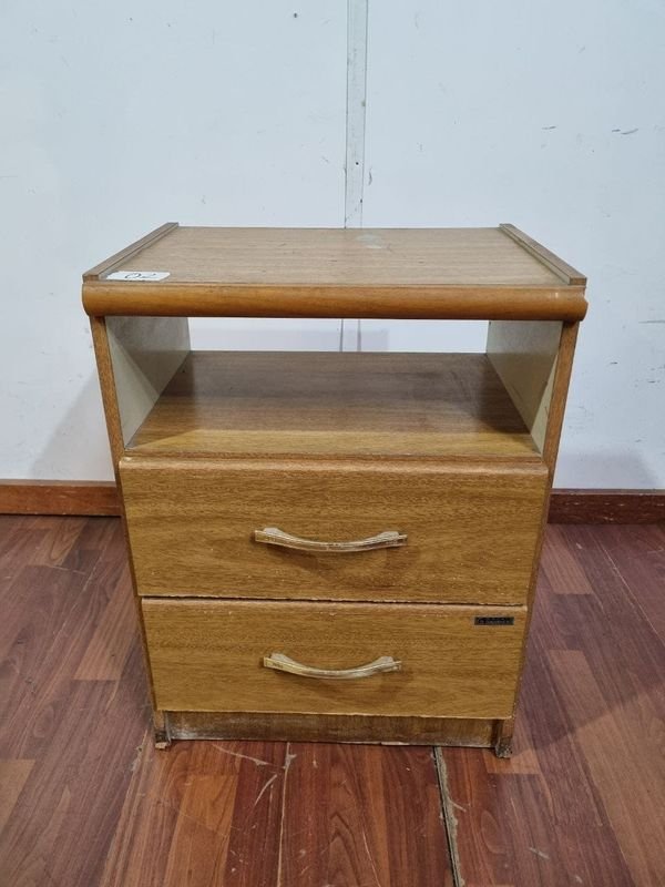 L 501 - Mesa de luz con estante y dos cajones con tiradores curvos (Medidas 47x36x64cm)
