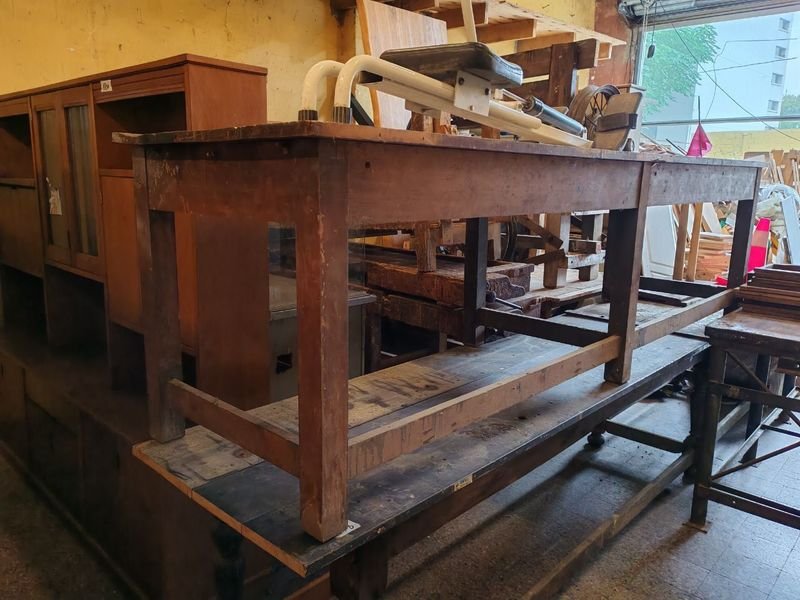 Mesa de trabajo antigua y rústica - imagen 3