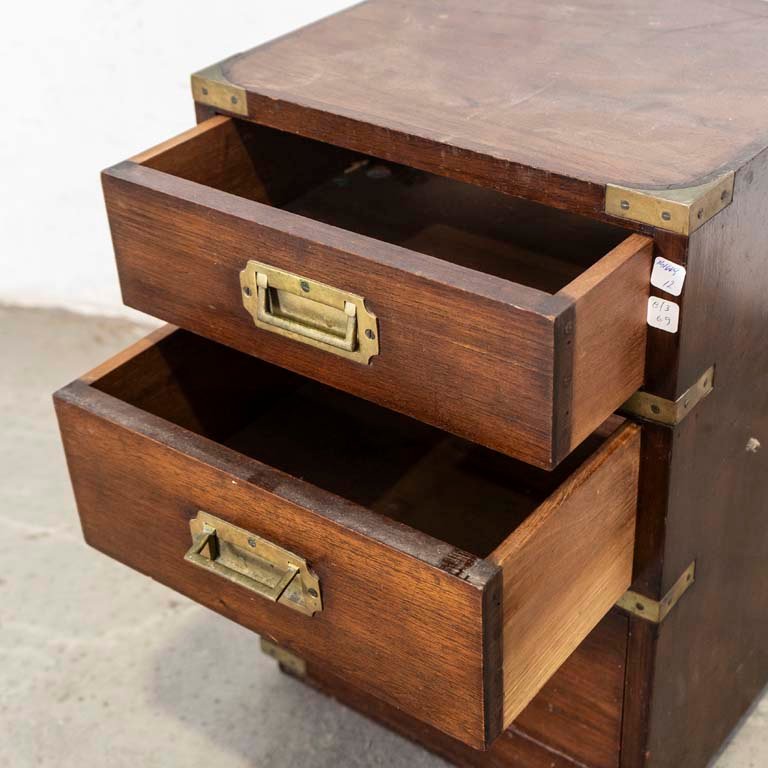 Cajonero de madera con tres cajones y accesorios de bronce - imagen 2