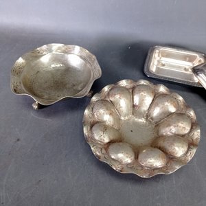Tres piezas de platería: dulcera y dos pequeños centros de mesa - imagen 5