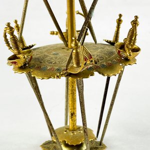 Soporte de Bronce de Dos Niveles con Pinchos y Detalles Decorativos - imagen 3
