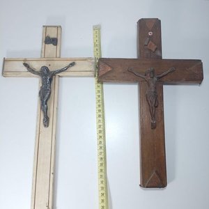 Dos Crucifijos Religiosos en Madera y Metal, 35cm - imagen 3