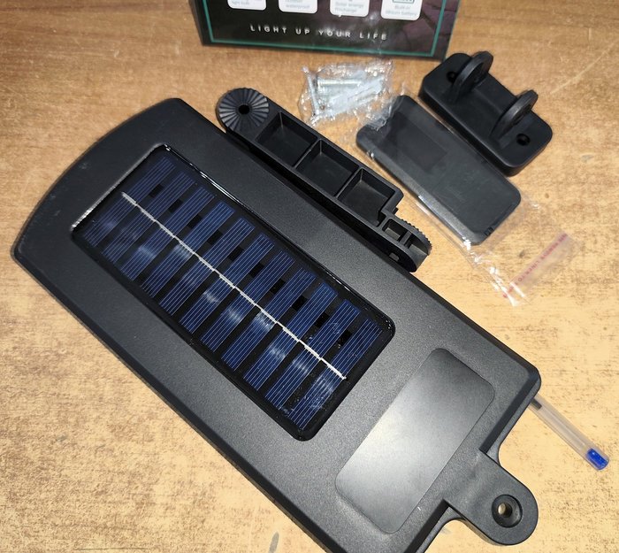 Foco LED Recargable Solar con Control Remoto y Paneles Solares - imagen 3