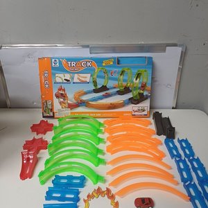 Lote siguiente: Pista de Carreras "Track Racing" con Auto y Accesorios
