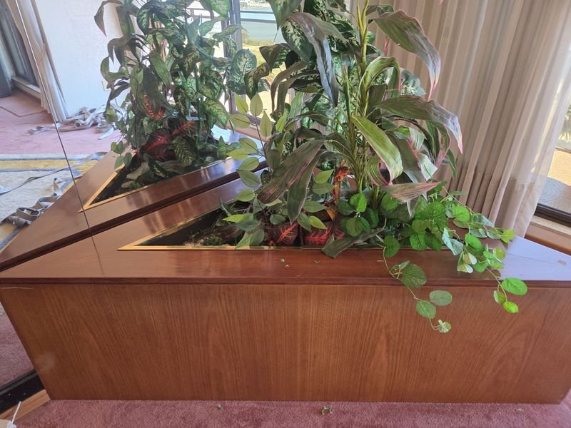 Jardinera esquinera con plantas artificiales y recipientes en hojalata y bronce - imagen 2