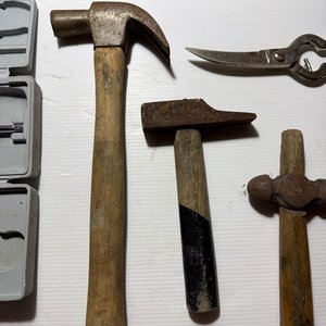 Lote de Herramientas Varias: Gato Mecánico, Tijera de Podar, Martillos, Llaves y Dados - imagen 7