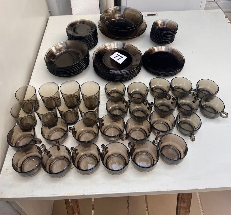 Lote anterior: Vajilla de vidrio de 91 piezas en buen estado