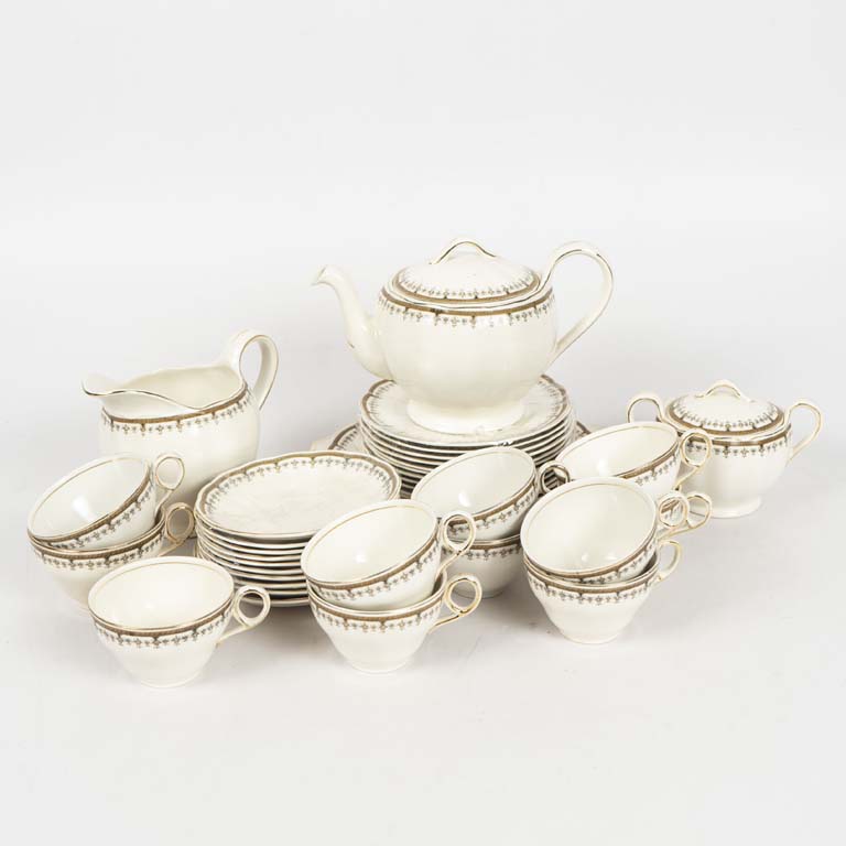 37 Piezas de juego de té de loza inglesa Grindley Cream Petals. Fondo beige con guarda dorada. 2 Tazas de té manchadas y craqueladas  - Medidas: PLato de lunch 17cm