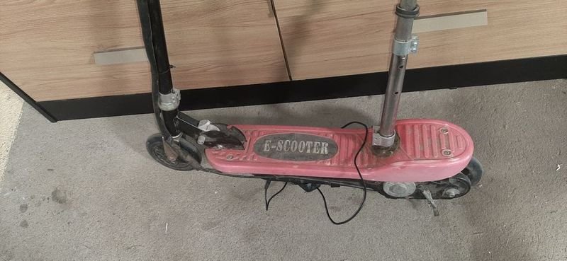 Monopatin eléctrico de scooter con cargador - imagen 2