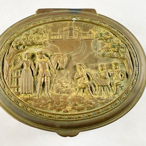 Alhajero Oval de Bronce Labrado con Escenas Figurativas - imagen 2