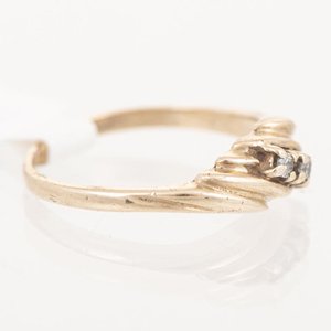 Anillo de Oro con Tres Circonias - imagen 2