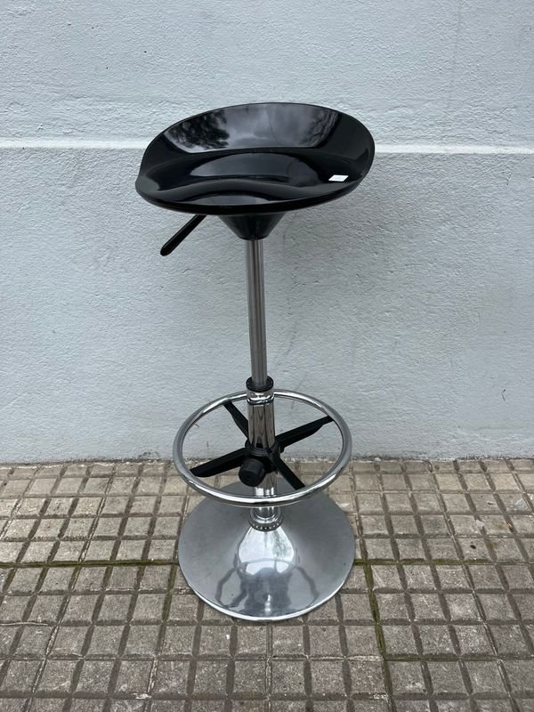 Banco de Barra o Desayunador Negro con Base de Acero y Sistema de Aire - imagen 1
