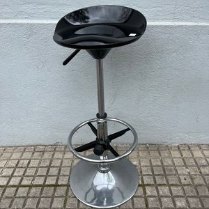Lote siguiente: Banco de Barra o Desayunador Negro con Base de Acero y Sistema de Aire