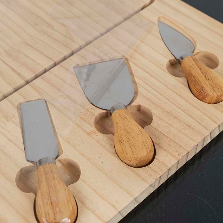 Tabla de queso de madera con cortadores, nueva - imagen 2