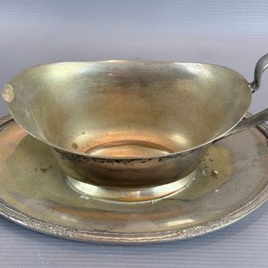 Salsera de Metal Plateado con Plato y Marca "International Silver Company" - imagen 2