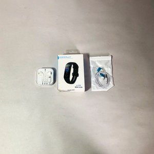 Lote siguiente: Lote de 3: Smartwatch Honor Band 5, Auriculares iPhone y Auriculares Cable