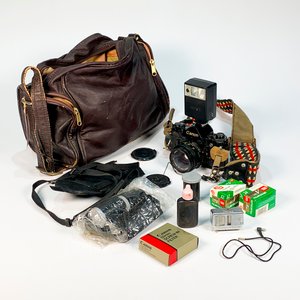 Cámara Fotográfica Canon A-1 con Flash, Estuche y Accesorios - imagen 1